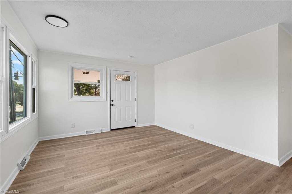 1471 Miller St - Photo 2 of 15