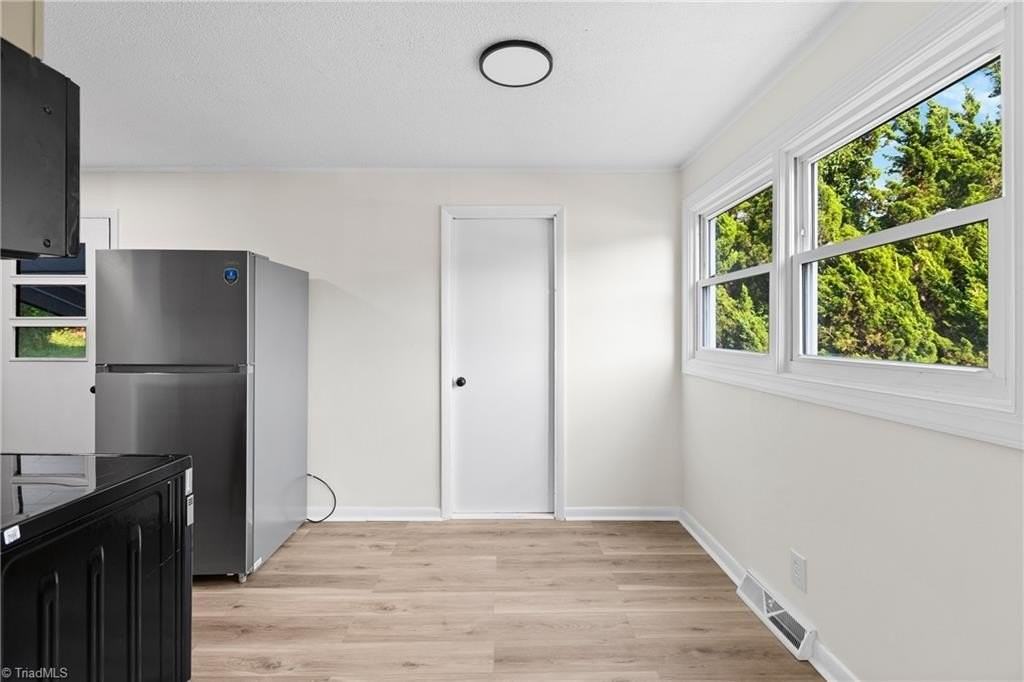 1471 Miller St - Photo 4 of 15