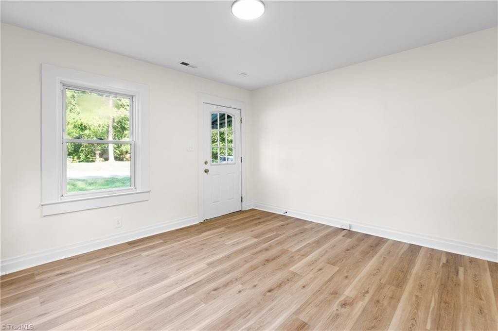1444 Irving St - Photo 5 of 15