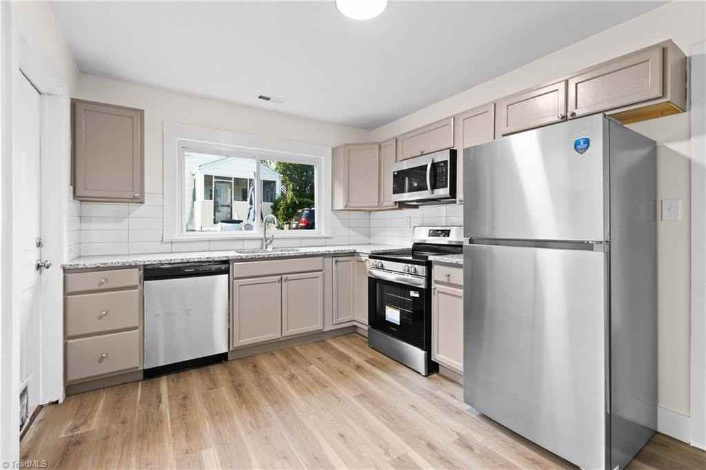 1444 Irving St - Photo 6 of 15
