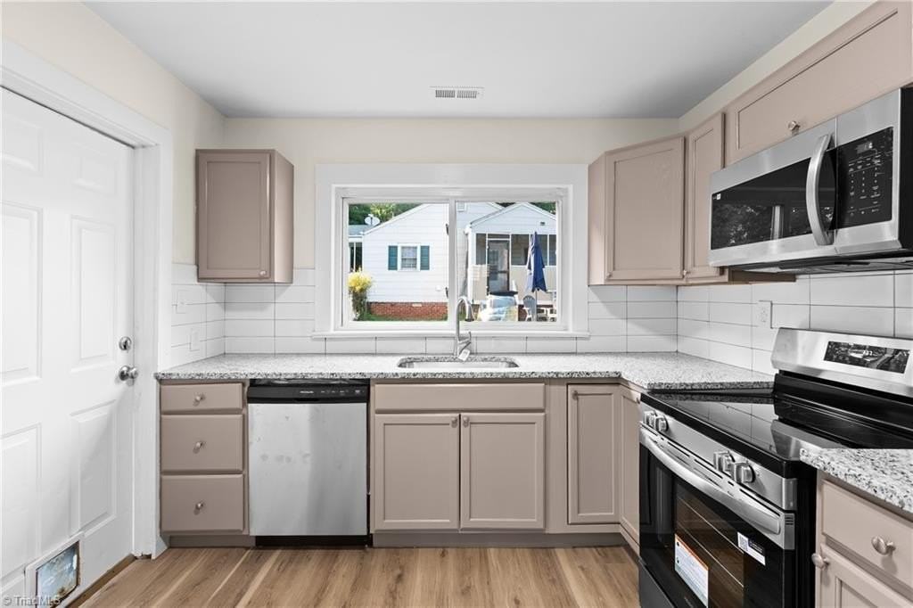 1444 Irving St - Photo 7 of 15