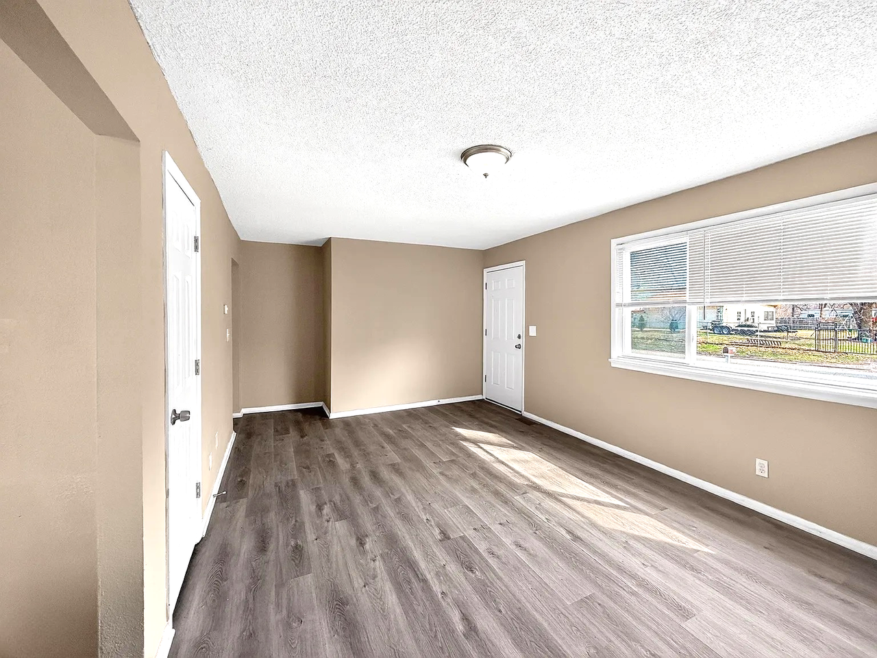 2916 S Roena St - Photo 4 of 12