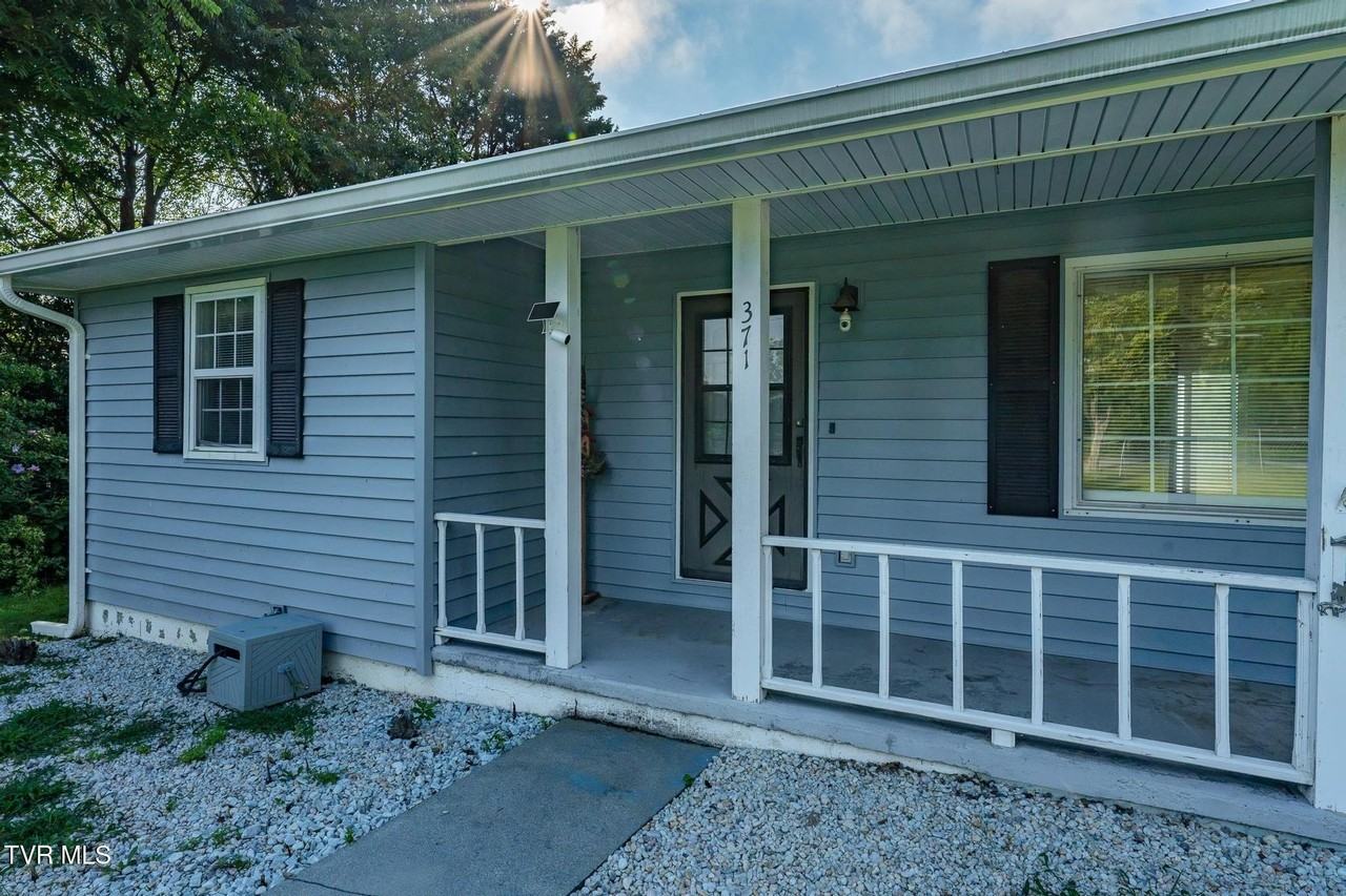371 Oak Hill Cir - Photo 3 of 50