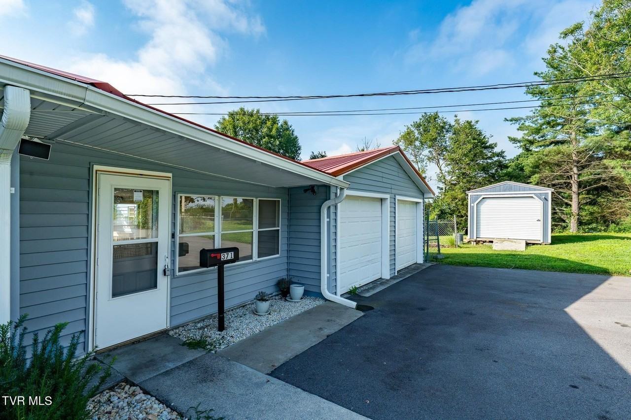 371 Oak Hill Cir - Photo 4 of 50