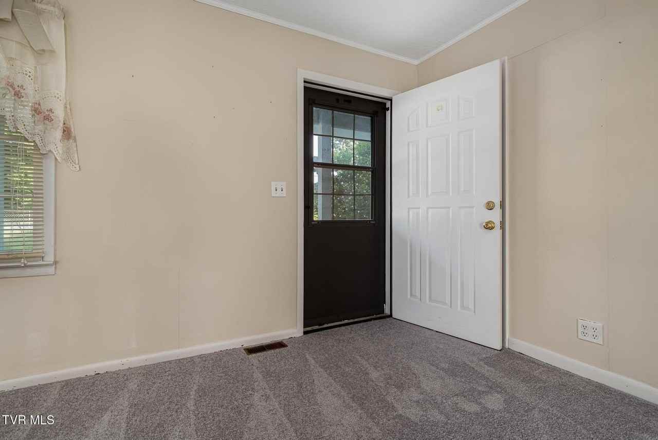 371 Oak Hill Cir - Photo 6 of 50