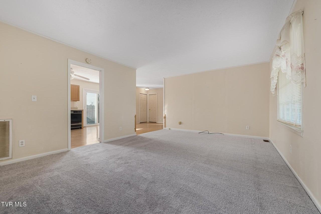 371 Oak Hill Cir - Photo 7 of 50