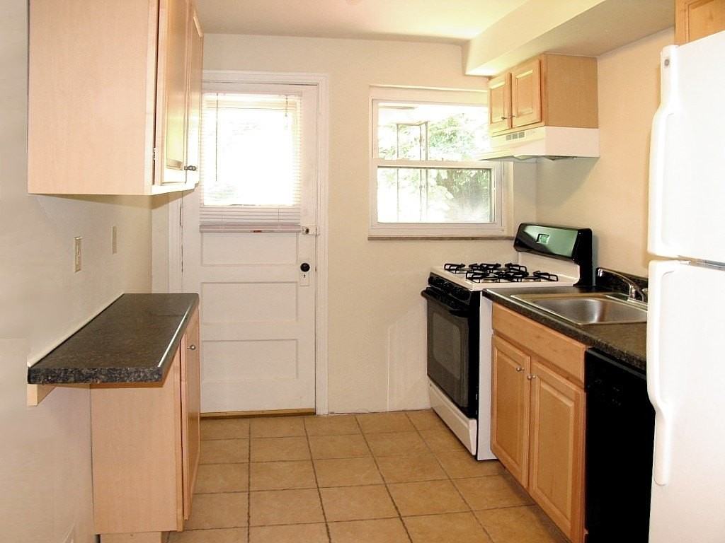 3229 Dawson St - Photo 5 of 14