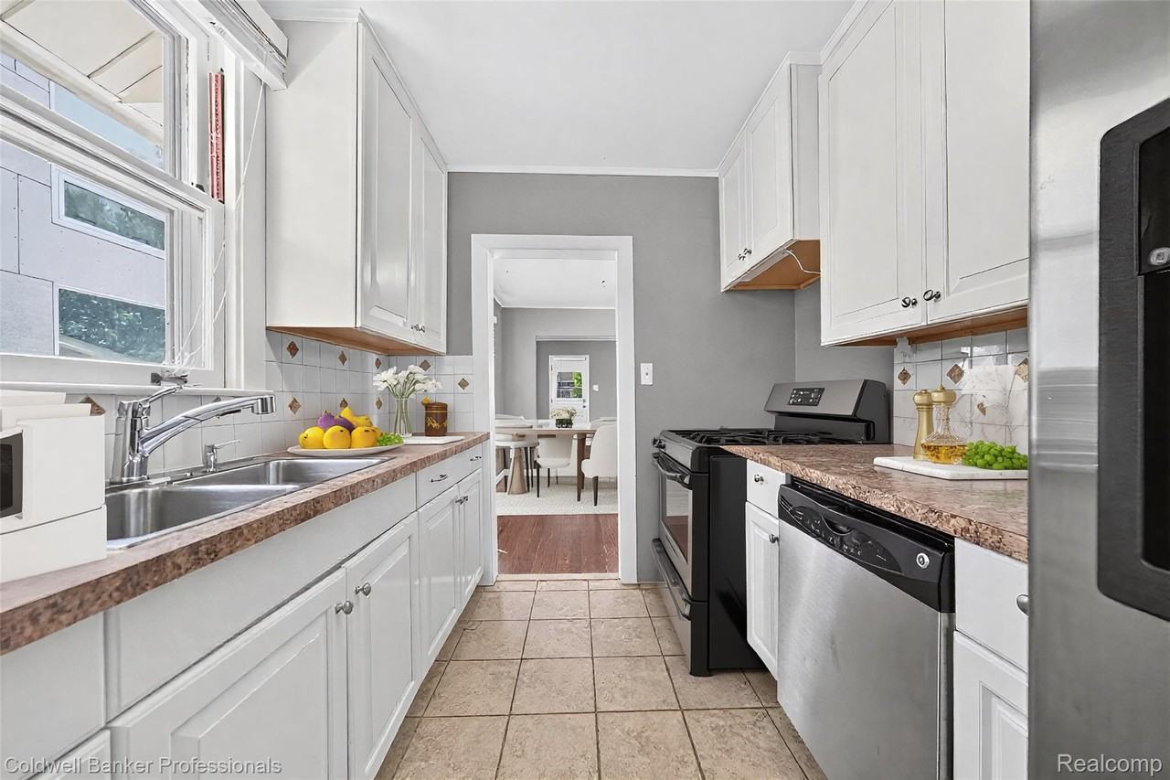 991 Humphrey Ave - Photo 4 of 11