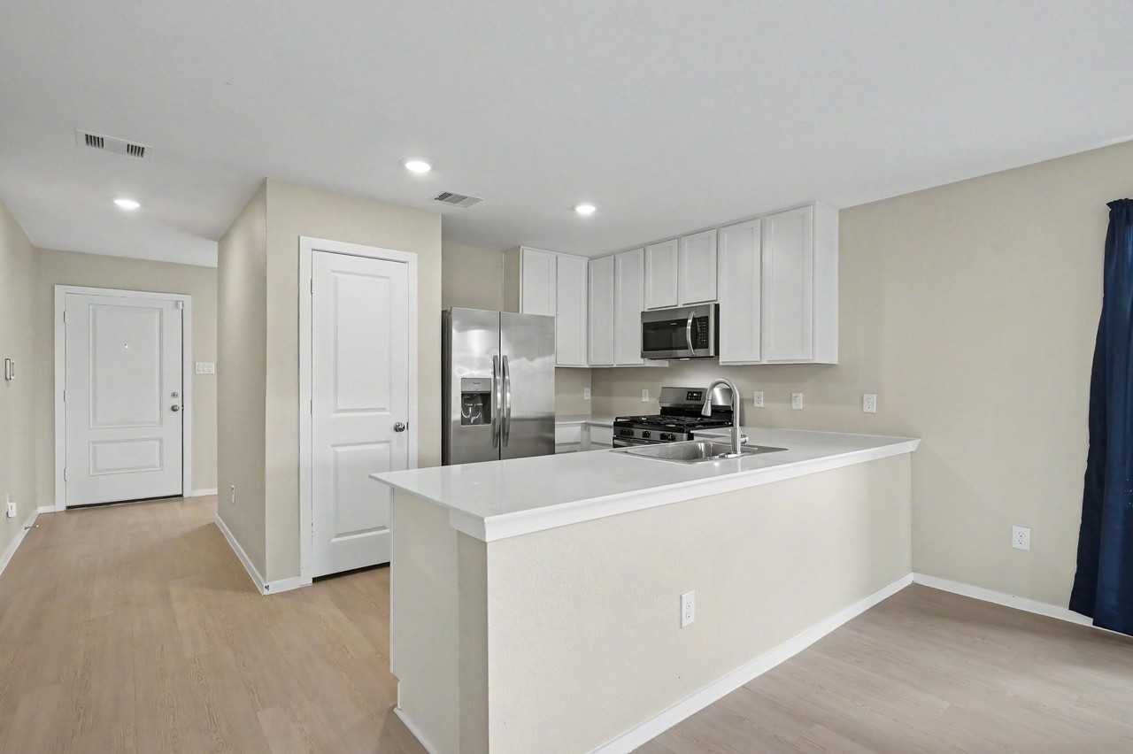 21154 Vercelli St - Photo 4 of 35