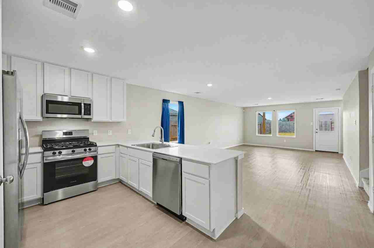 21154 Vercelli St - Photo 5 of 35