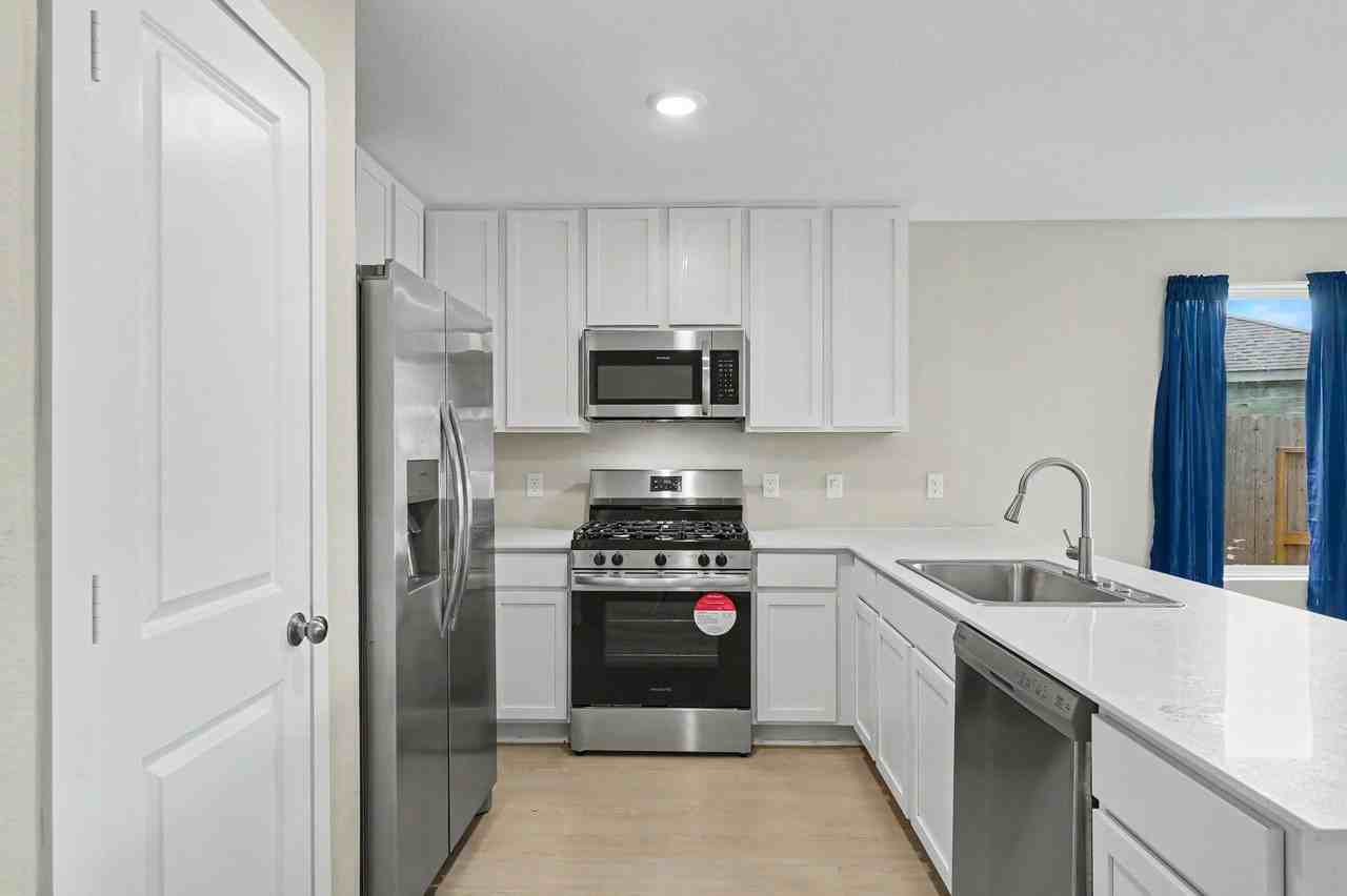 21154 Vercelli St - Photo 6 of 35