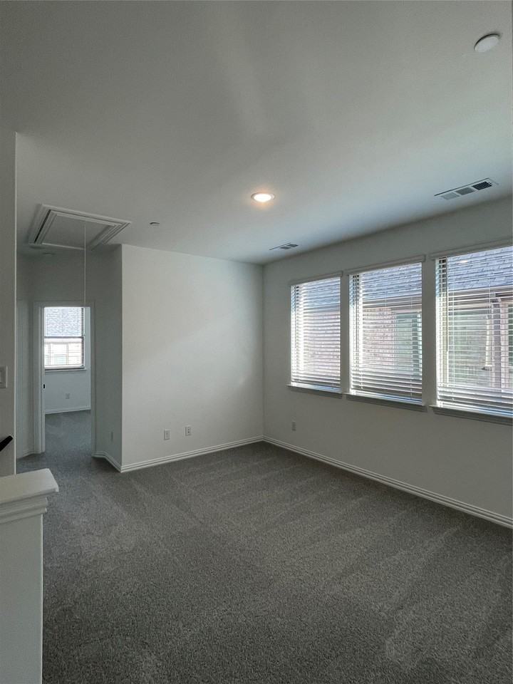 516 Parkside Dr - Photo 3 of 15