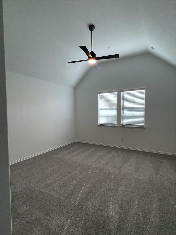 516 Parkside Dr - Photo 4 of 15