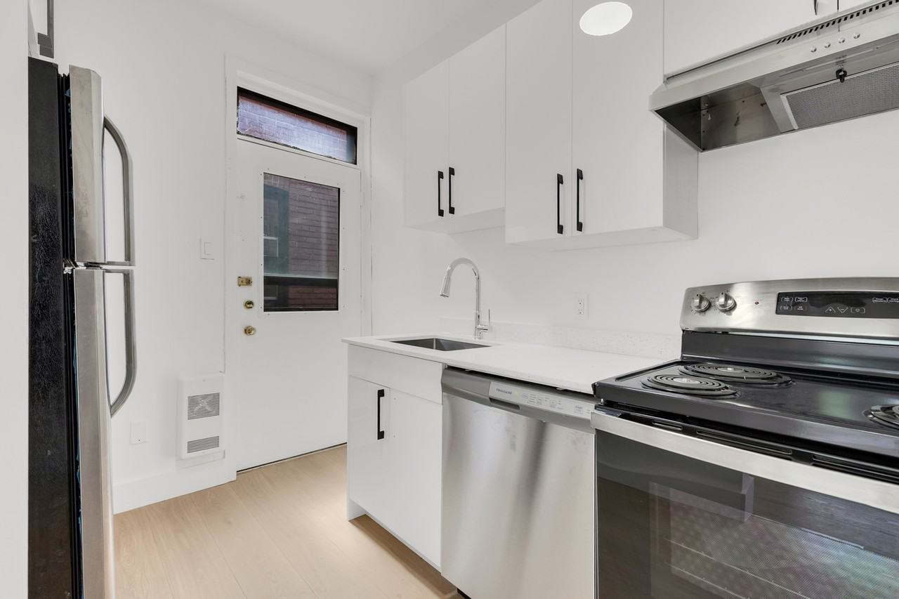 5852 Rue Sherbrooke Ouest #4 - Photo 2 of 17