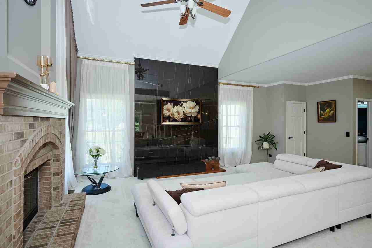 26300 W Chatham Dr - Photo 3 of 47