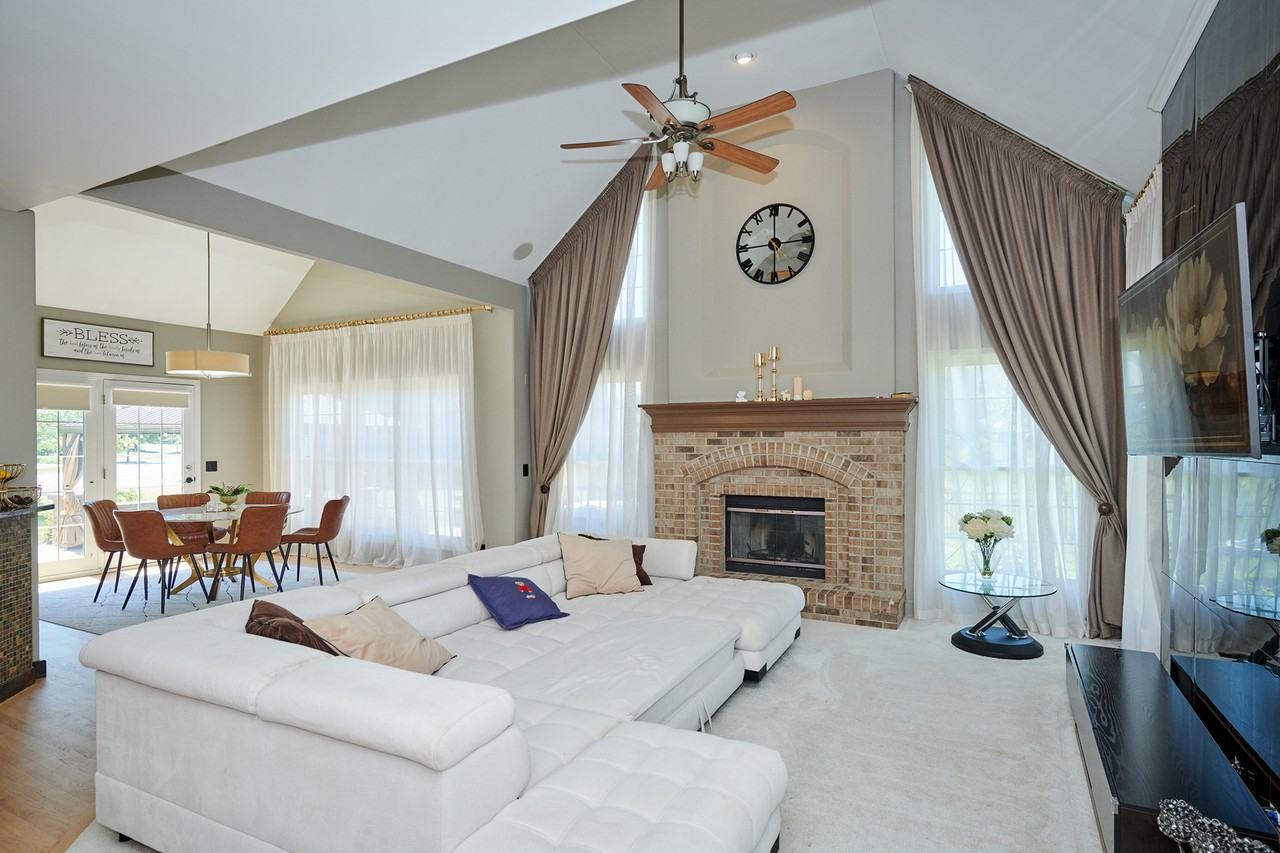 26300 W Chatham Dr - Photo 4 of 47