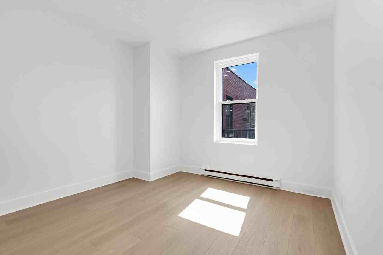 5858 Rue Sherbrooke Ouest #4 - Photo 7 of 14