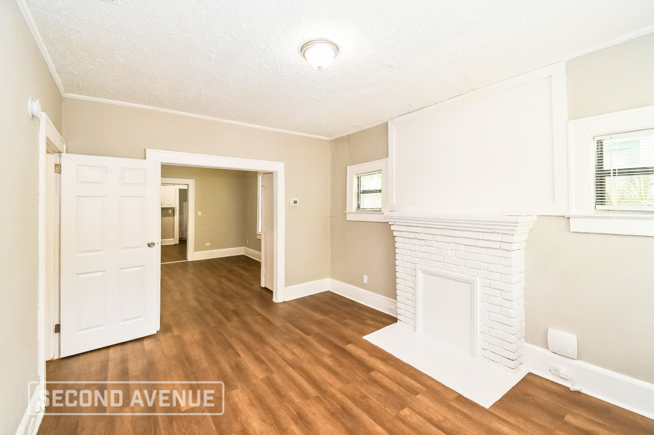 204 W 23rd St - Photo 4 of 23