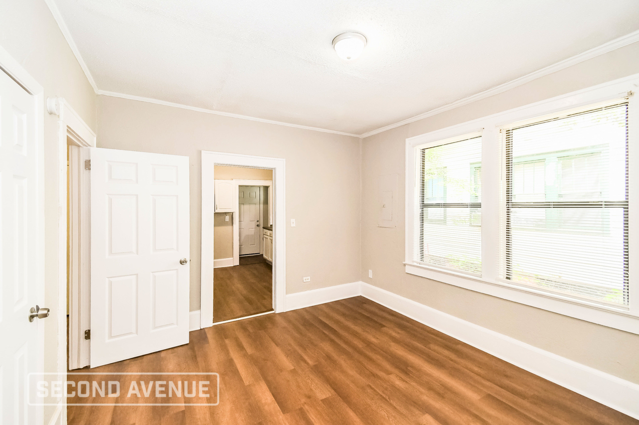 204 W 23rd St - Photo 5 of 23