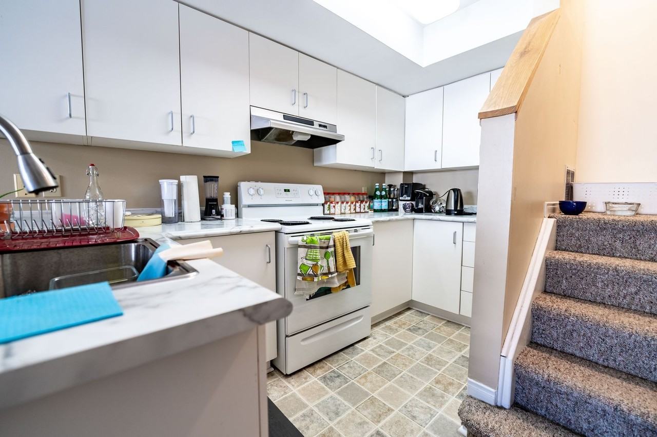 110 Stirling Avenue - Photo 7 of 11