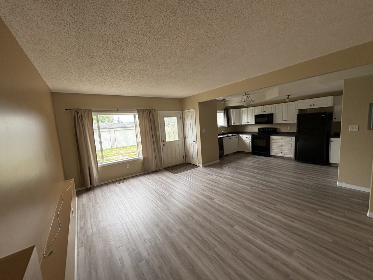 5010 57 St - Photo 2 of 11