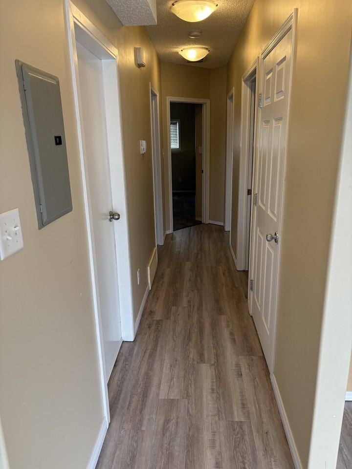 5010 57 St - Photo 5 of 11