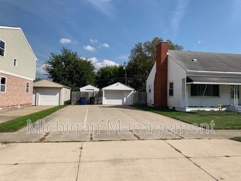 7428 Deering St - Photo 2 of 27