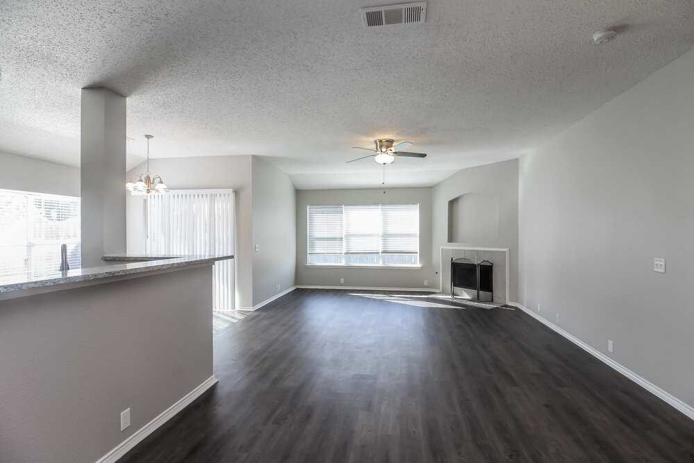 822 Cascade Dr - Photo 2 of 15