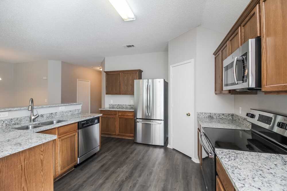 822 Cascade Dr - Photo 5 of 15