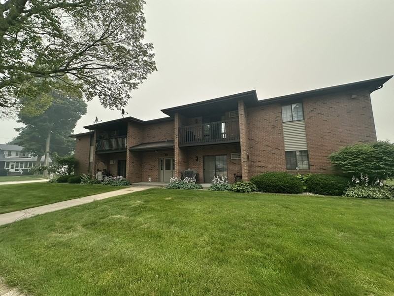 230 Robbins St - Photo 3 of 15
