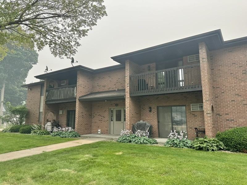 230 Robbins St - Photo 4 of 15