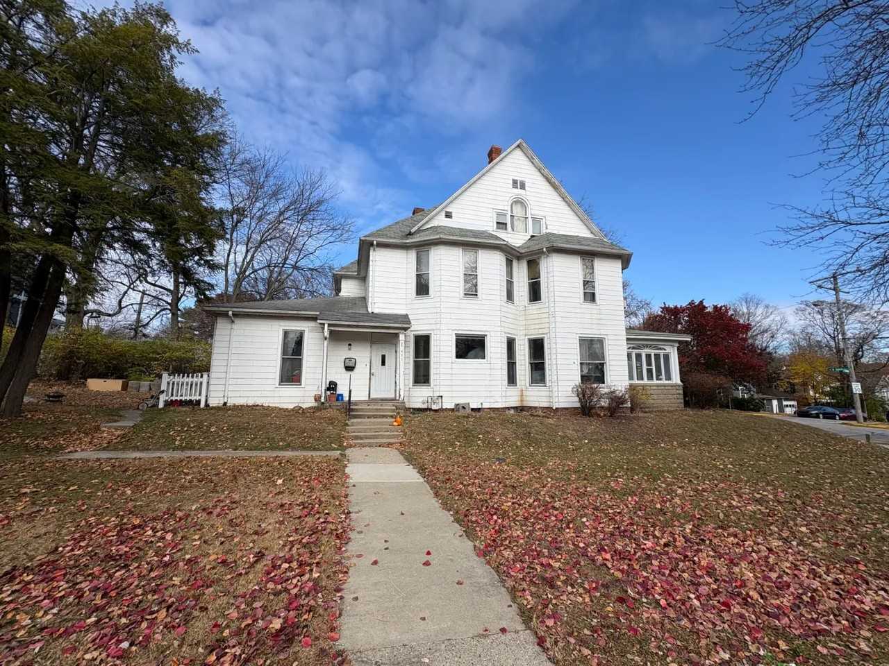 401 N Salisbury - Photo 2 of 3