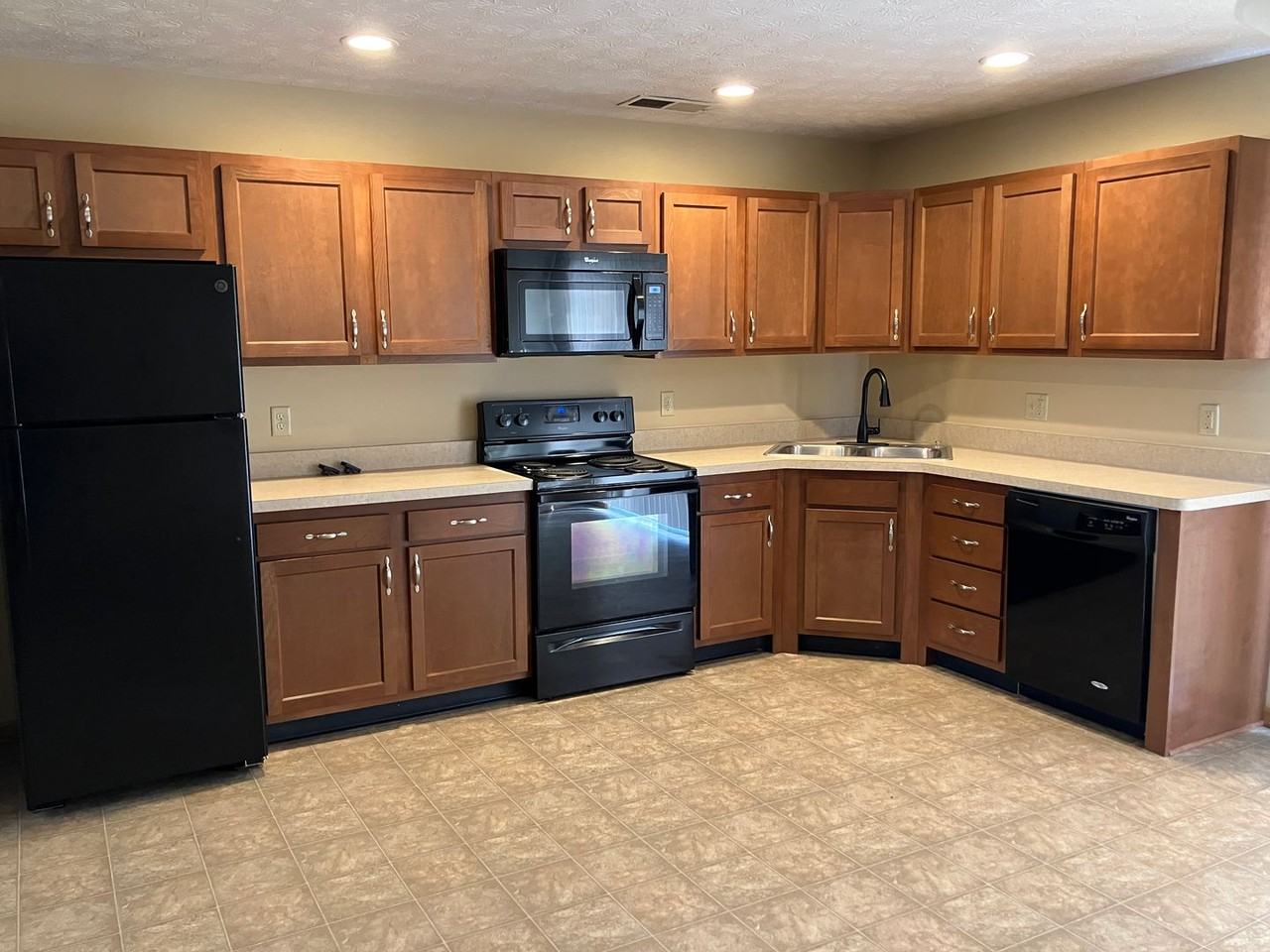 1046 Laurel Tree Ct - Photo 5 of 20