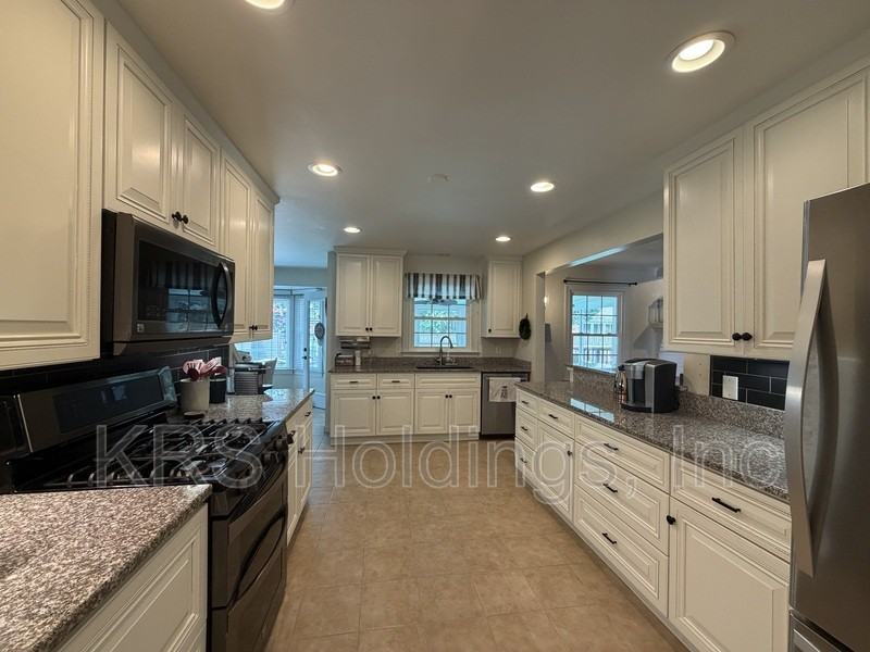 1520 Woodside Ct N - Photo 4 of 33