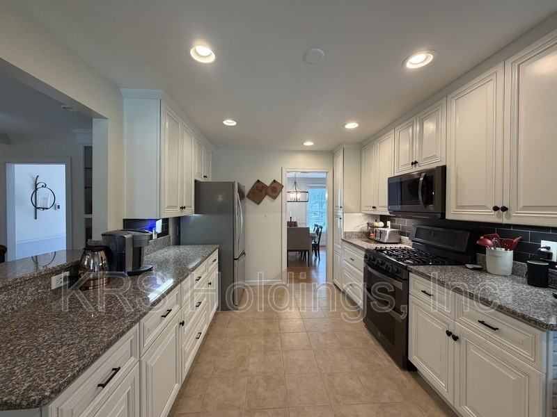 1520 Woodside Ct N - Photo 5 of 33