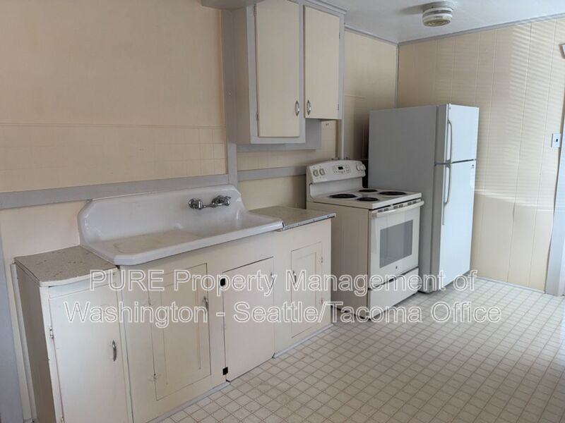 2106 42nd Ave Sw - Photo 2 of 20