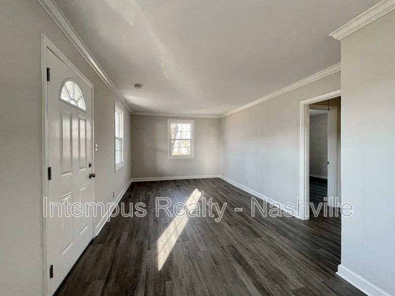 109 W Trinity Ln - Photo 2 of 18
