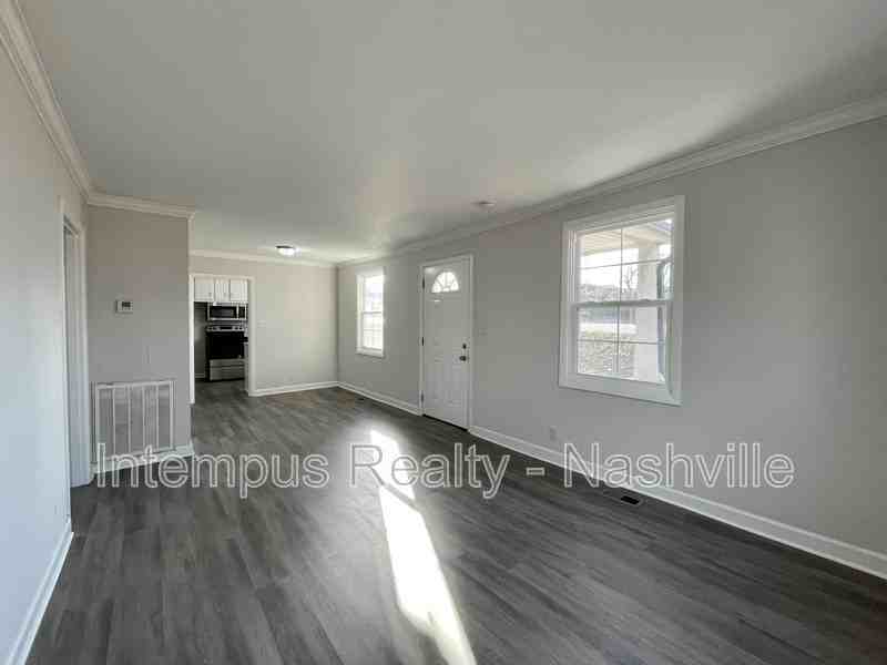 109 W Trinity Ln - Photo 4 of 18