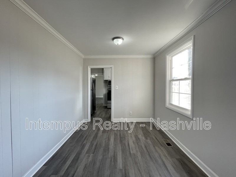 109 W Trinity Ln - Photo 5 of 18