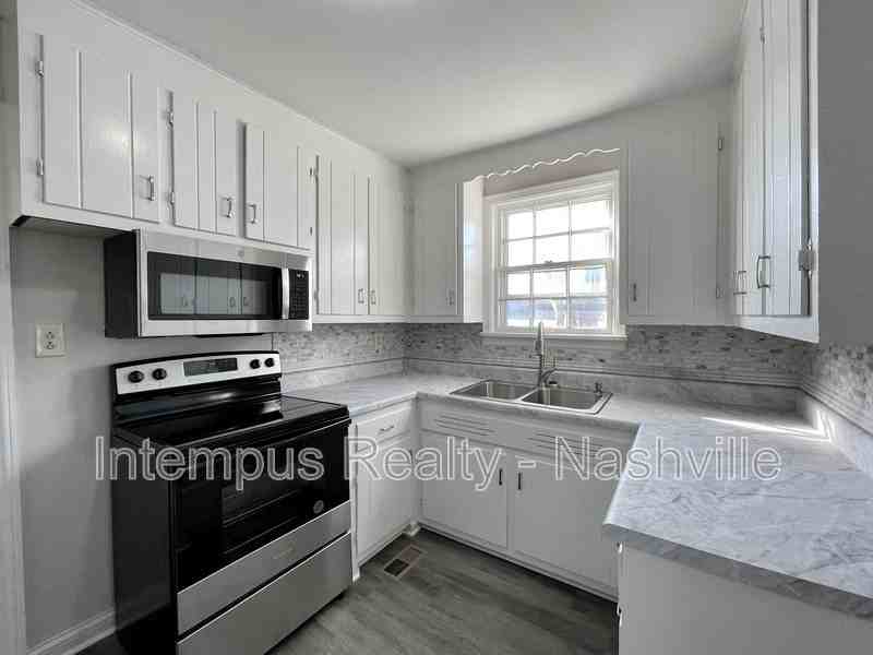 109 W Trinity Ln - Photo 6 of 18