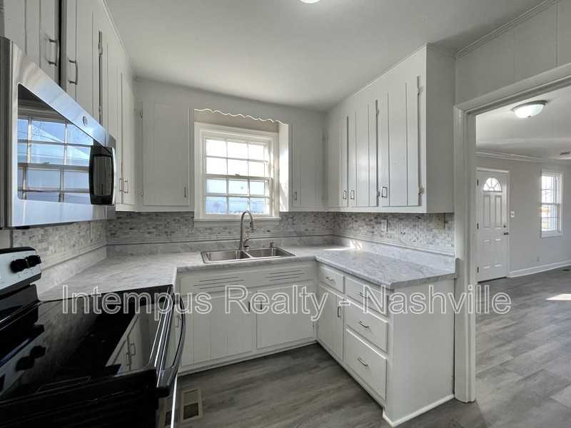 109 W Trinity Ln - Photo 7 of 18