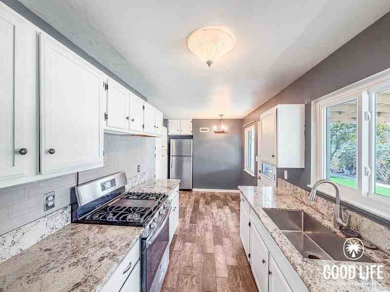 8051 San Carlos Dr - Photo 4 of 20