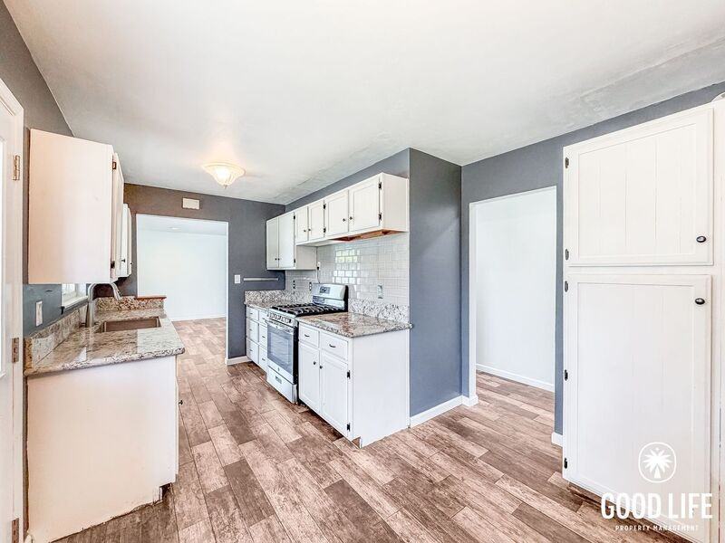 8051 San Carlos Dr - Photo 5 of 20