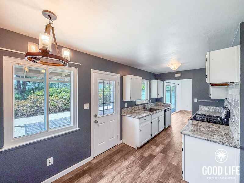 8051 San Carlos Dr - Photo 6 of 20