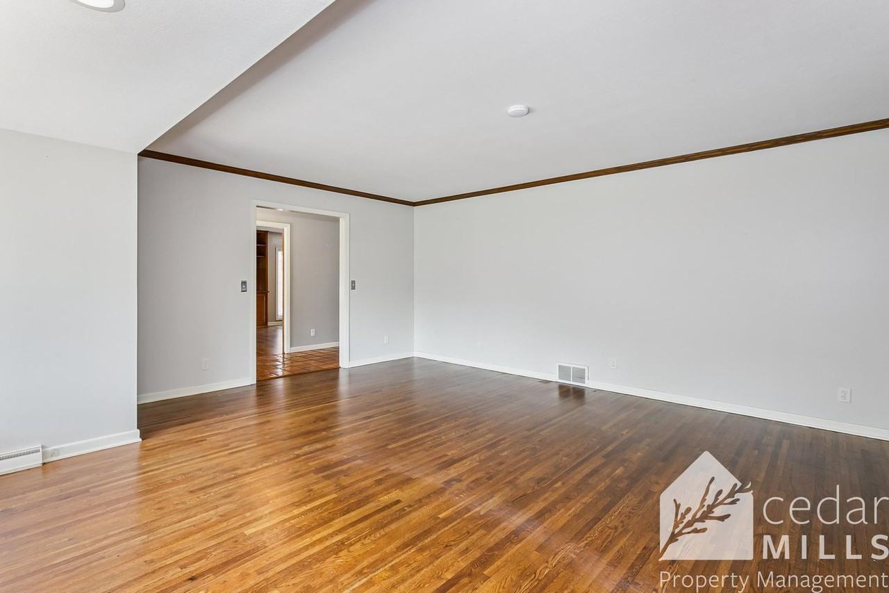 125 S Oakwood St - Photo 5 of 21
