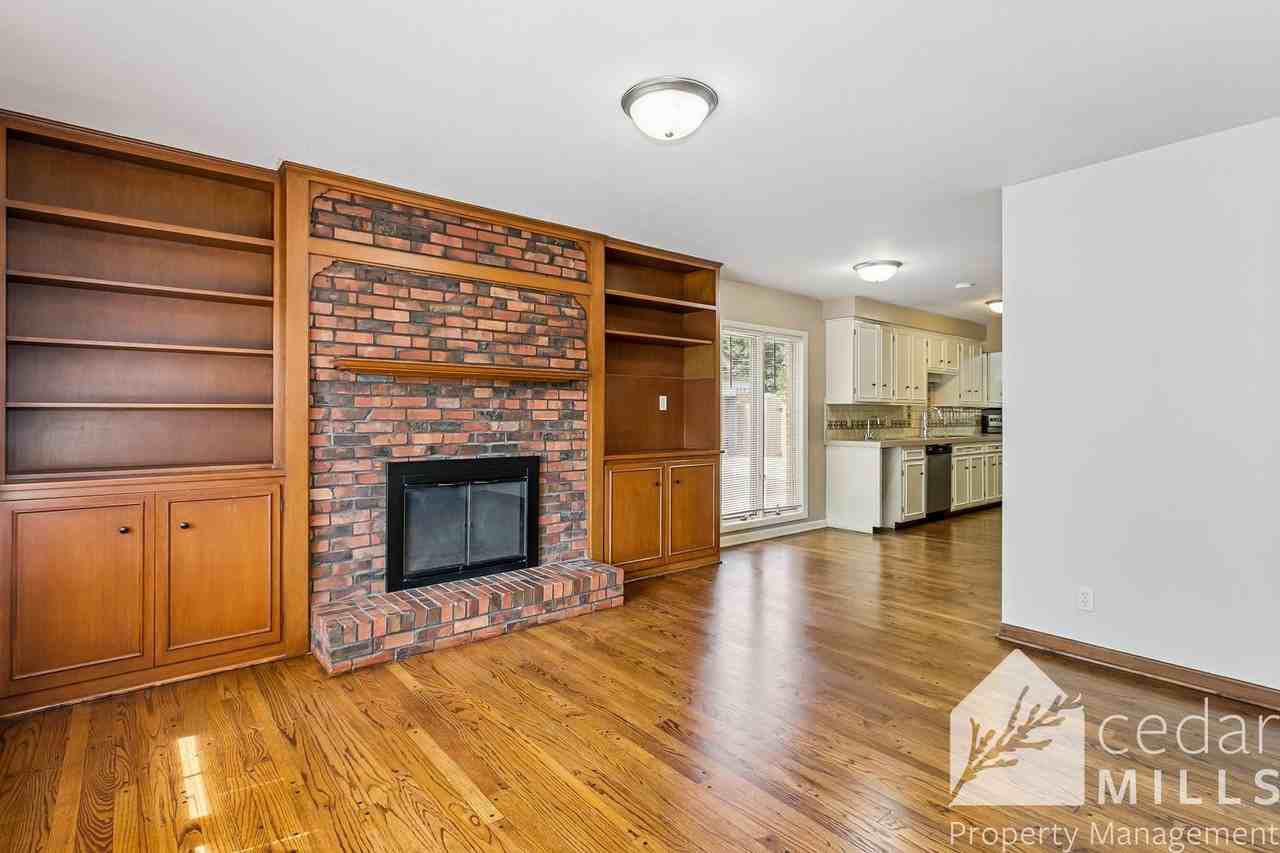 125 S Oakwood St - Photo 7 of 21