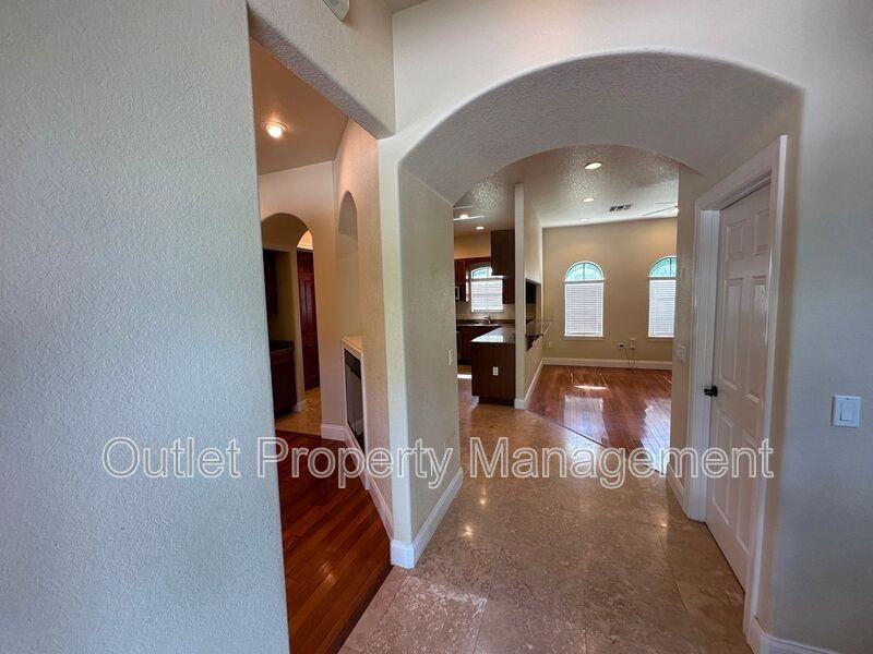 2011 Baylarian Blvd - Photo 4 of 26