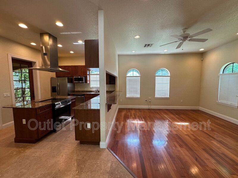 2011 Baylarian Blvd - Photo 5 of 26