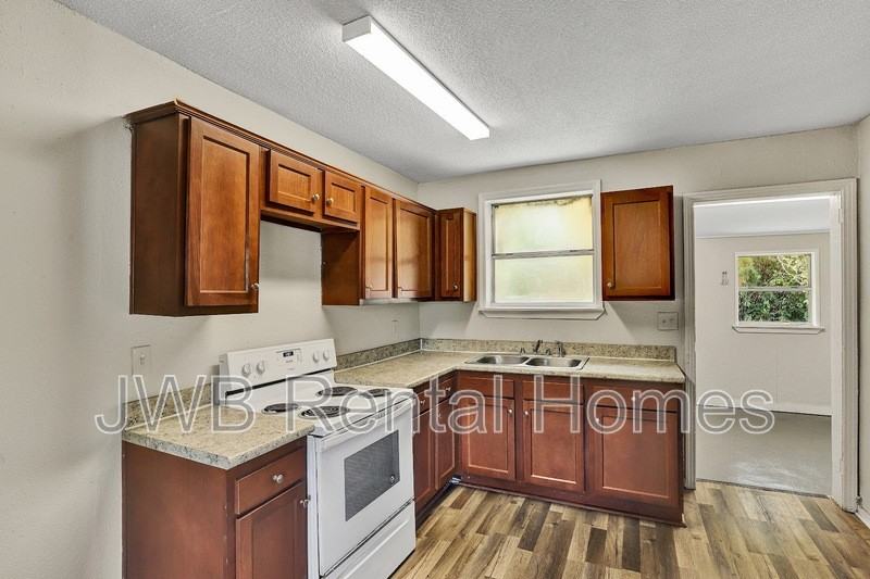 1288 W 28th St - Photo 5 of 34