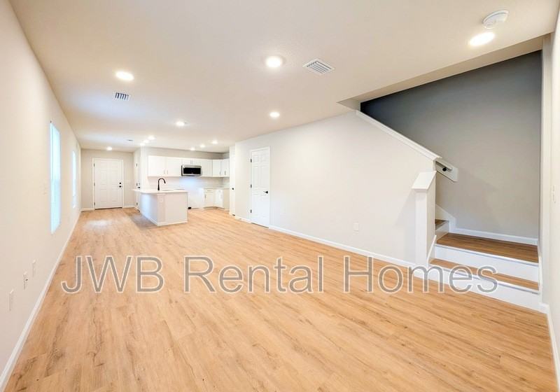 1216 Pangola Dr - Photo 4 of 18